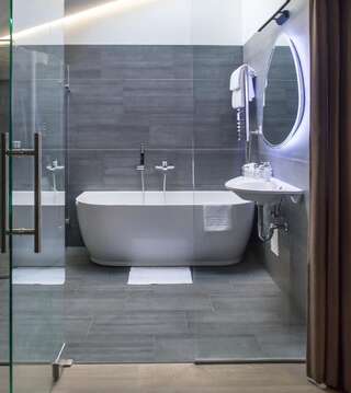 Отель Dangė Hotel Клайпеда Двухместный номер Делюкс с 1 кроватью или 2 отдельными кроватями и балконом-3